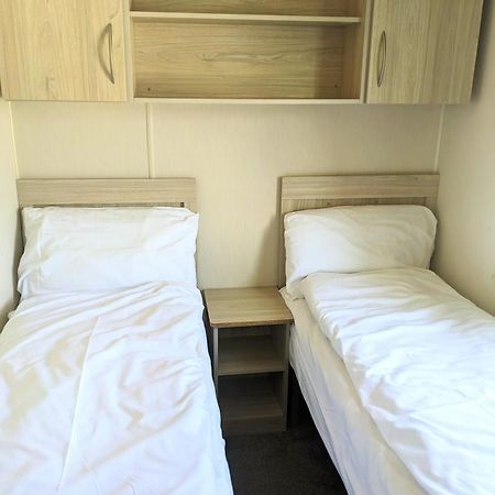Large 4 Person Couples And Family Caravan In Newquay Bay Resort Exteriér fotografie