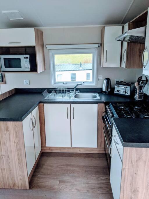 Large 4 Person Couples And Family Caravan In Newquay Bay Resort Exteriér fotografie