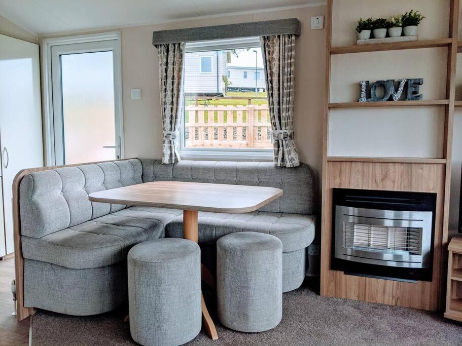 Large 4 Person Couples And Family Caravan In Newquay Bay Resort Exteriér fotografie