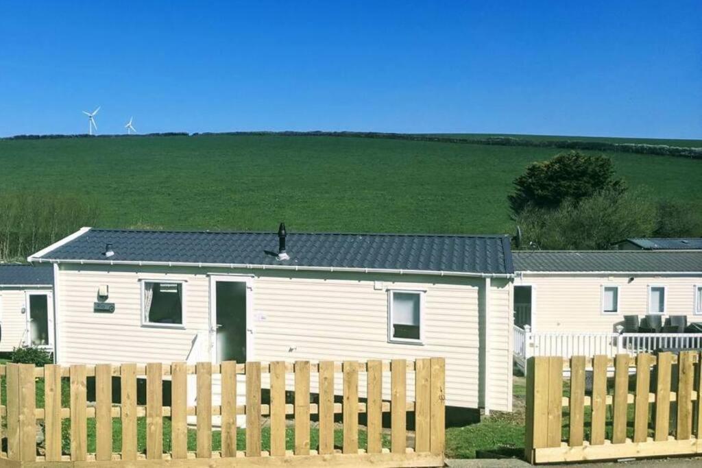 Large 4 Person Couples And Family Caravan In Newquay Bay Resort Exteriér fotografie