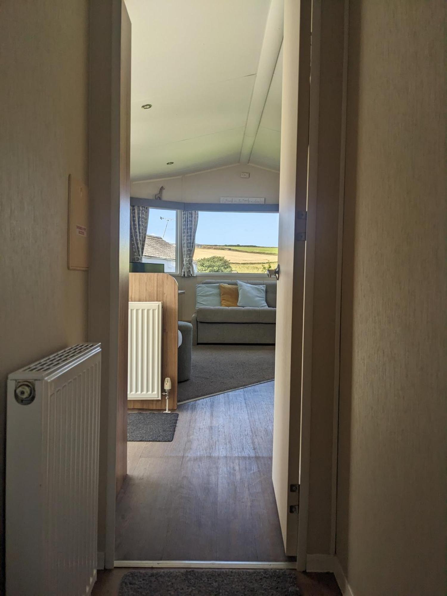 Large 4 Person Couples And Family Caravan In Newquay Bay Resort Exteriér fotografie