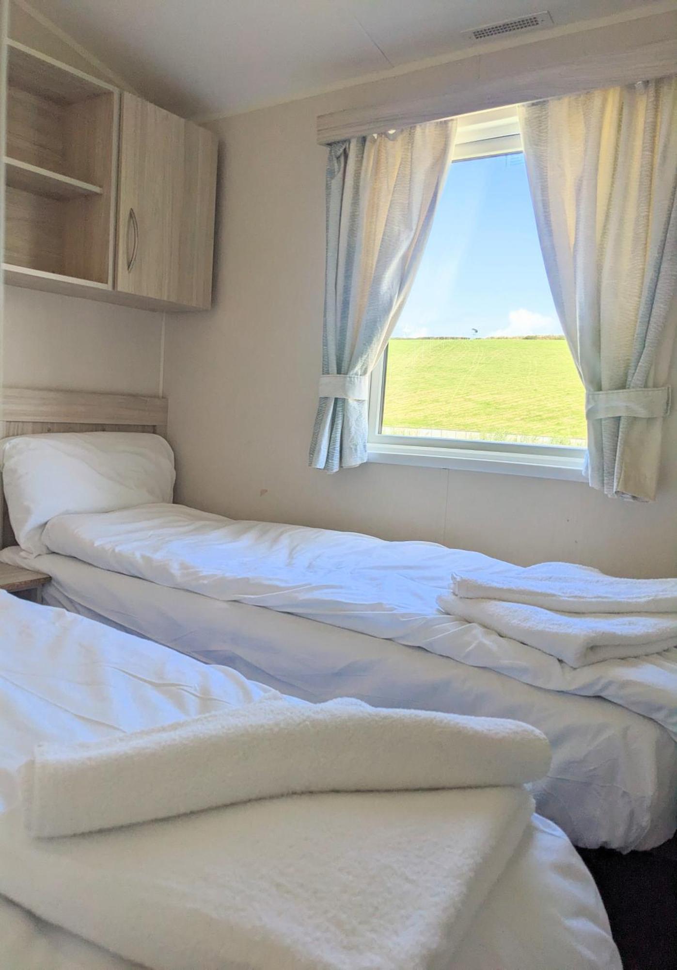 Large 4 Person Couples And Family Caravan In Newquay Bay Resort Exteriér fotografie