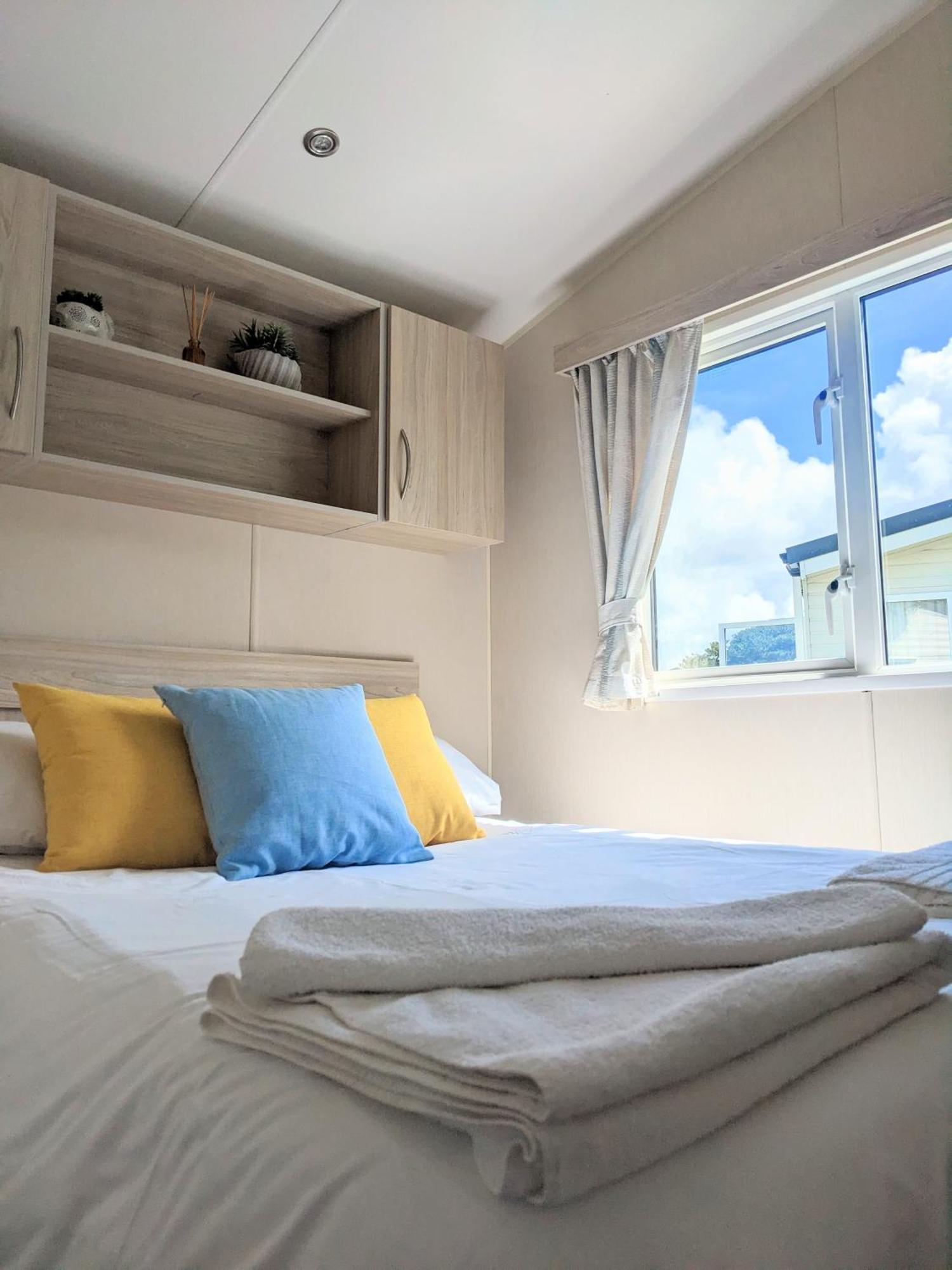 Large 4 Person Couples And Family Caravan In Newquay Bay Resort Exteriér fotografie